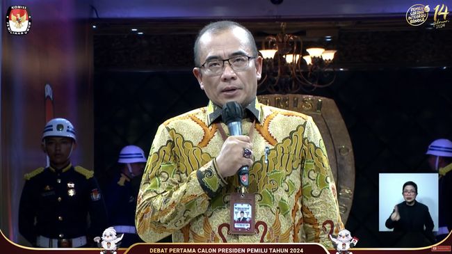 ketua-komisi-pemilihan-umum-kpu-hasyim-asyari-saat-memberikan-sambutan-dalam-debat-pertama-capres-2024-di-kantor-kpu-ri-jakart_169.png